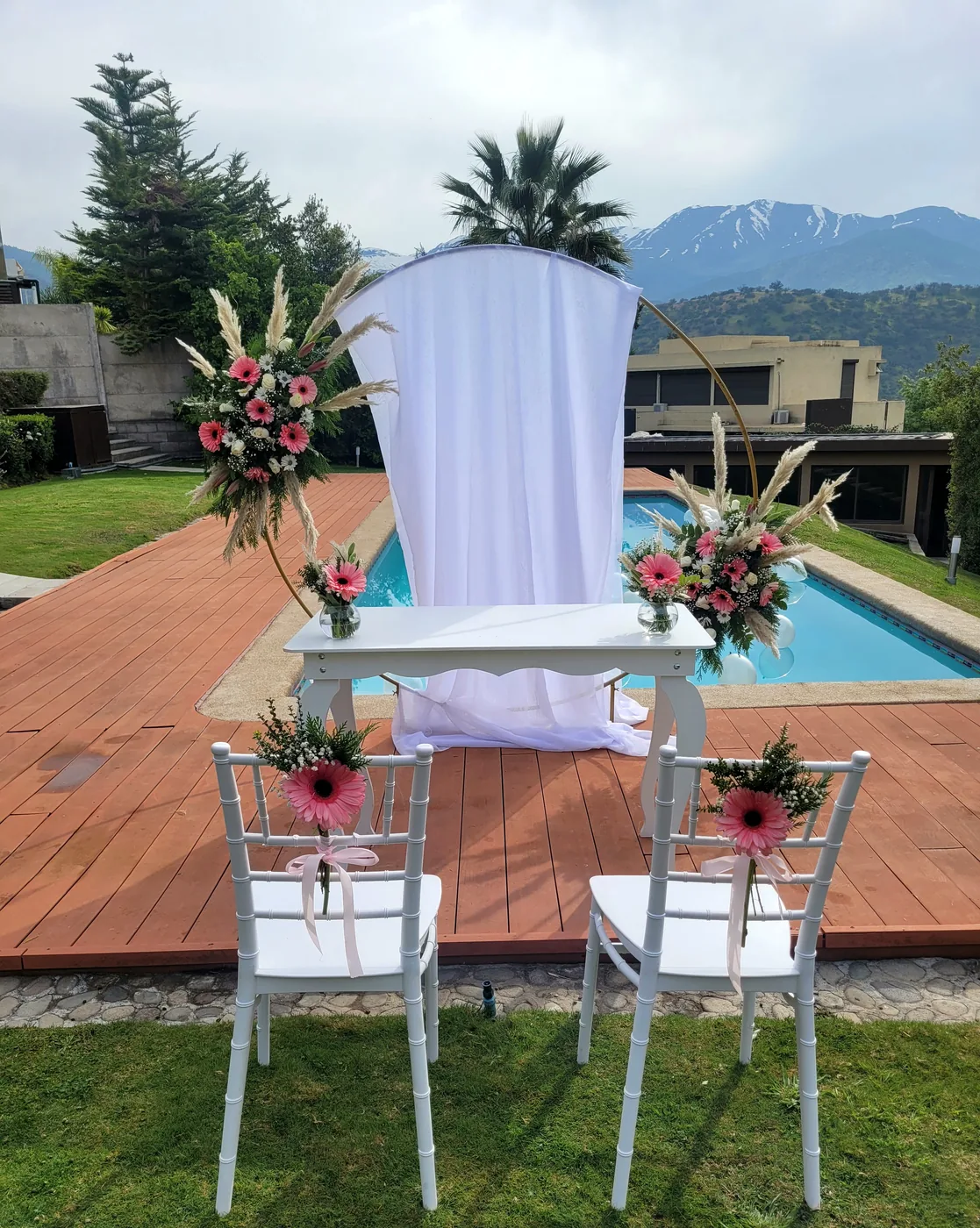 Arco boho con gerberas rosadas, margaritas y pampa
