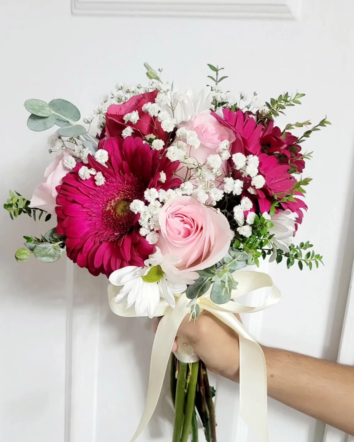 Ramo de rosas y gerberas tonos fucsias y rosado